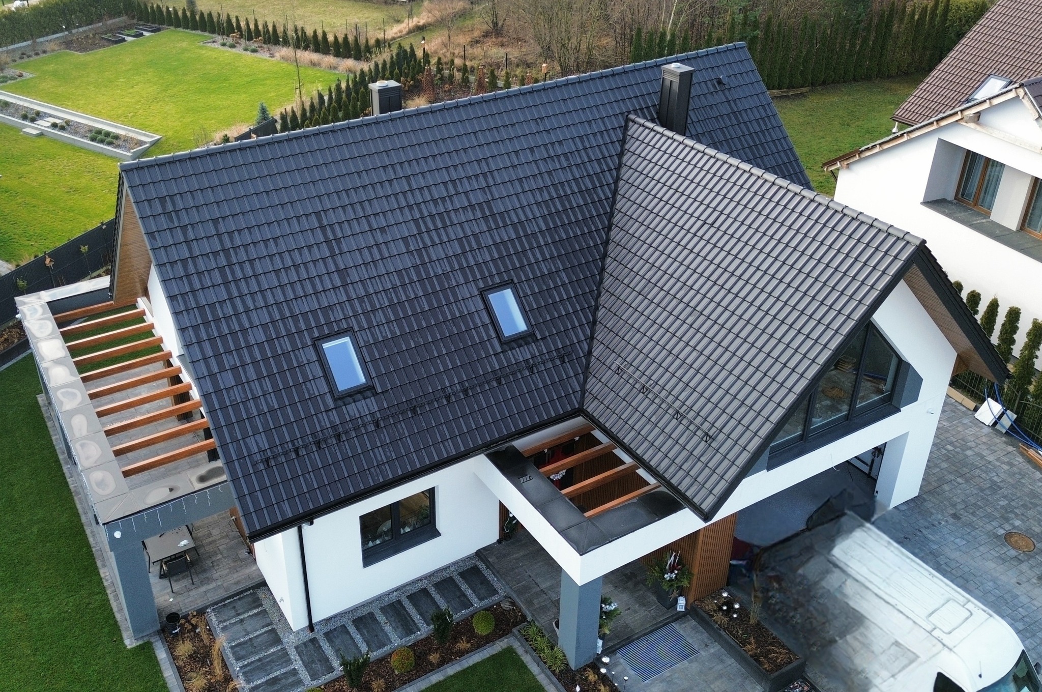 Nowoczesny dom z grafitowym dachem wykonanym przez Roof-Top